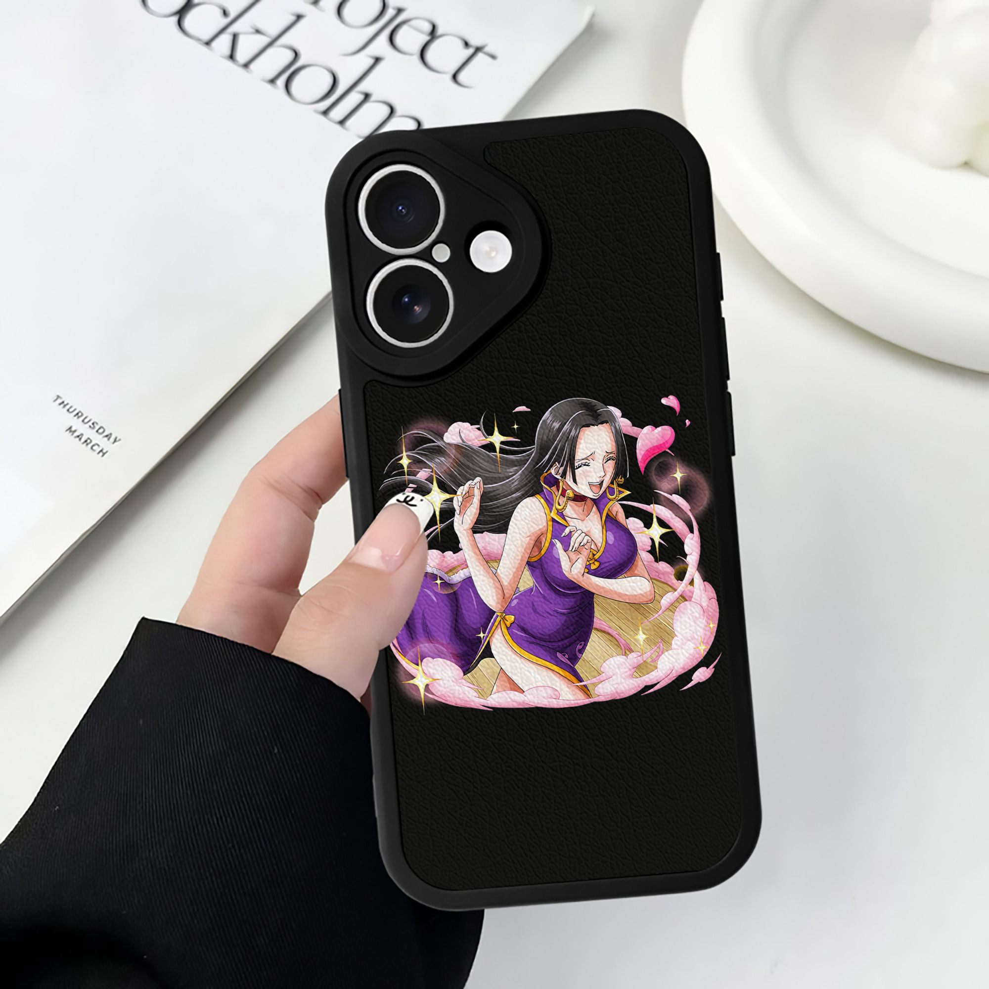 （画像用） ワンピース ボア・ハンコック ONE PIECE Boa·Hancock 【iPhone 16シリーズ対応】シリコンスマホケース（レザー調） 材質：シリコン